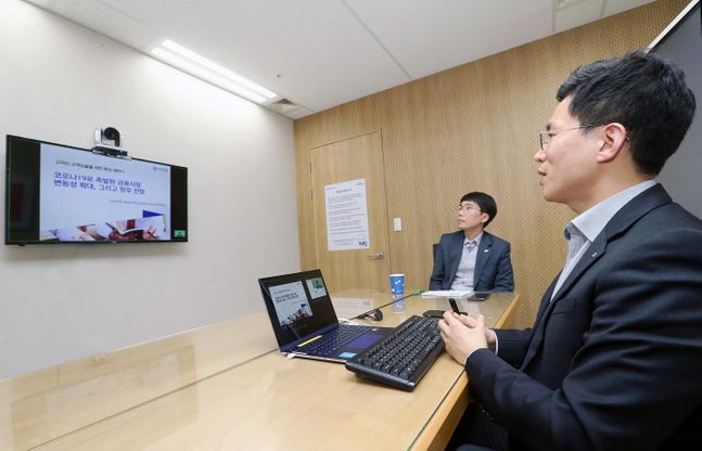 신한은행은 신한 쏠(SOL), 인터넷 뱅킹 등 디지털 채널을 주로 이용하는 고자산 고객을 대상으로 코로나19 이후의 주식시황을 주제로 언택트 웹세미나를 개최했다.ⓒ신한은행