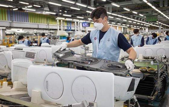 광주광역시 광산구 하남산단 6번로에 위치한 삼성전자 광주사업장에서 직원들이 ‘무풍에어컨’을 생산하고 있다. ⓒ삼성전자