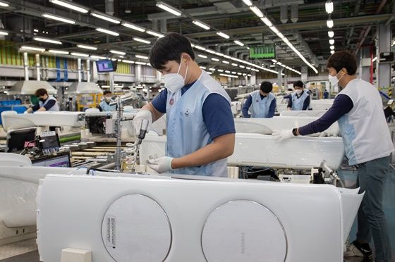 광주광역시 광산구 하남산단 6번로에 위치한 삼성전자 광주사업장에서 직원들이 ‘무풍에어컨’을 생산하고 있다. ⓒ삼성전자