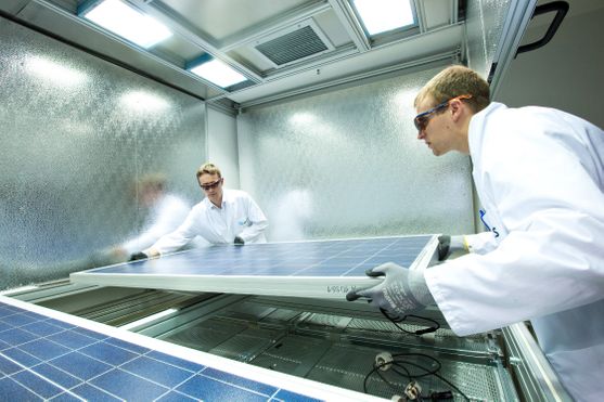한화큐셀 독일 기술혁신센터 태양광 모듈 품질 테스트.[사진제공=한화큐셀]