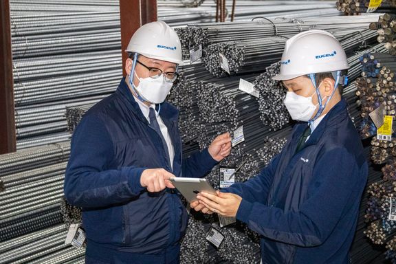 유진기업의 직원들이 중소 협력사에서 철근 제품의 품질을 검수하고 있다. ⓒ유진그룹