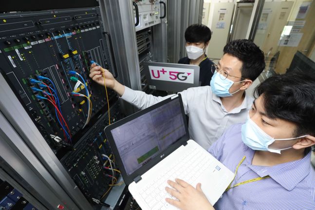 유비쿼스 관계자가 LG유플러스에 공급하는10기가 인터넷 장비를 점검하고 있는 모습. ⓒLGU+