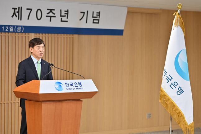 이주열 한국은행 총재가 통화정책은 우리 경제가 위기에서 벗어나 회복세를 보일 것으로 전망될 때까지 완화적으로 운용할 필요가 있다고 언급했다. ⓒ한국은행