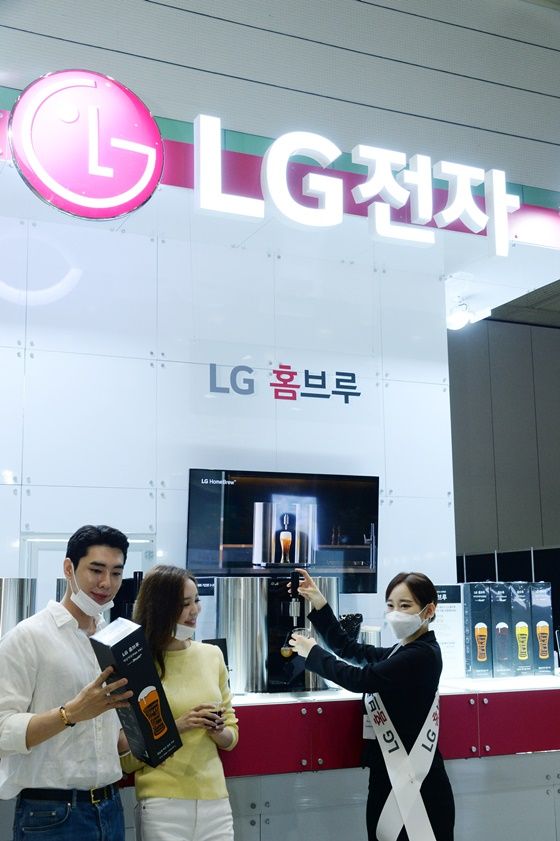 LG전자가 ‘2020 서울국제주류박람회’에 참가해 ‘LG 홈브루’로 만든 프리미엄 수제맥주를 선보였다.ⓒLG전자