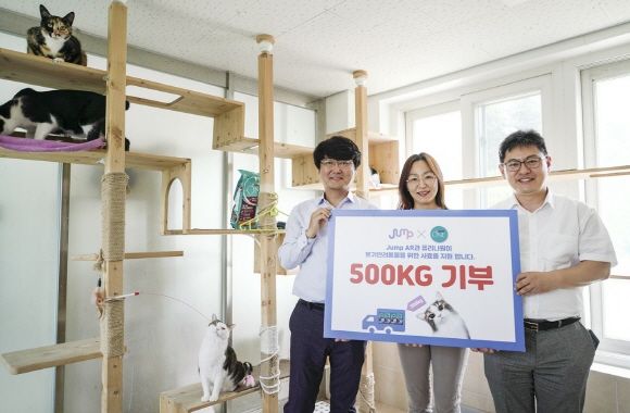 양맹석 SK텔레콤 5GX서비스사업담당(맨 왼쪽)과 서상원 네슬레 퓨리나 상무(맨 오른쪽)가 경기도 남양주시에 위치한 동물자유연대 온센터에서 윤정임 센터장(중간)에게 사료 500kg을 기부하고 있다.ⓒSK텔레콤