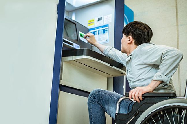 금융감독원과 은행연합회는 장애유형과 무관하게 ATM을 이용할 수 있도록 '범용 장애인 ATM'의 설치비중을 확대하고 배치도 개선한다.ⓒ게티이미지뱅크