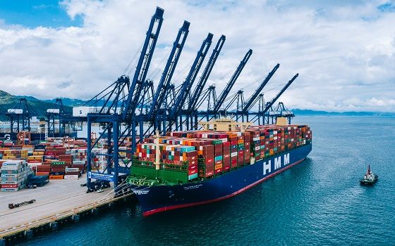 HMM이 보유한 2만4000TEU급 초대형 컨테이너선 알헤시라스호가 중국 얀티안항만에 접안해 있다.ⓒHMM
