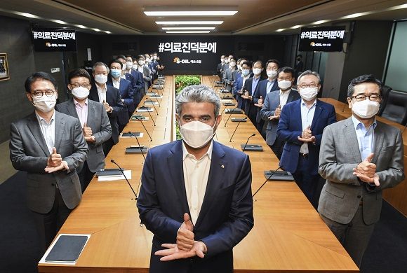 S-OIL알 카타니CEO(가운데 앞)와 임원들이23일 서울 마포구 소재 본사 사옥에서 덕분에 챌린지 캠페인에 참여했다.