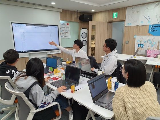 삼성 청년 소프트웨어 아카데미 2기 교육생들이 1월 대전 교육센터에서 팀을 이뤄 소프트웨어 개발 실습을 하고 있다.ⓒ삼성전자