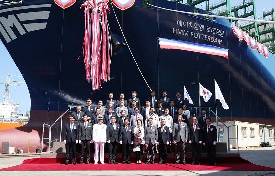26일 삼성중공업 거제조선소에서 개최된 HMM로테르담호 명명식에서 관계자들이 기념촬영을 하고 있다.ⓒHMM