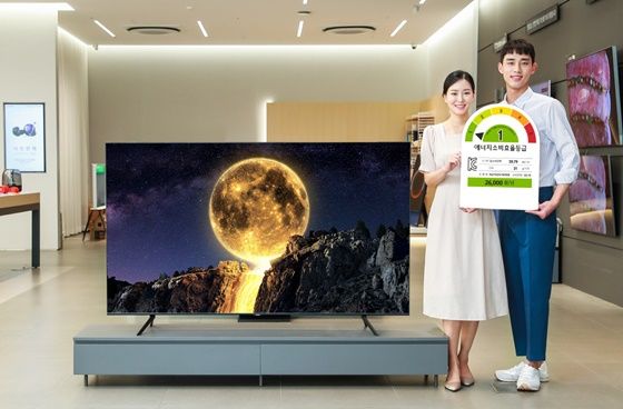 삼성전자 모델이 삼성디지털프라자 강남본점에서 에너지 소비효율 1등급을 받은 QLED TV를 소개하고 있다. ⓒ삼성전자