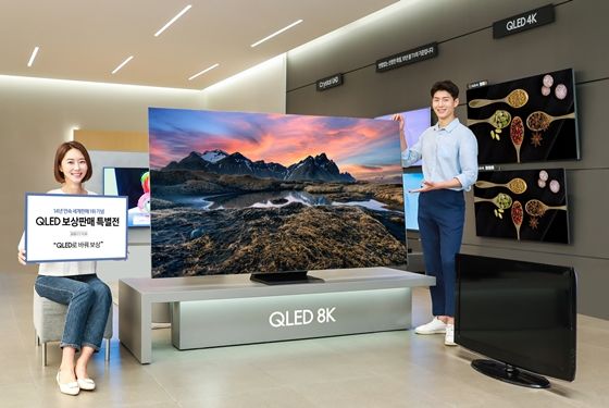 삼성전자 모델이 삼성 디지털프라자 강남본점에서 구형 TV를 반납하고 최신 QLED TV를 구매하면 최대 100만원 상당의혜택을 받을 수 있는 'QLED 보상판매 특별전'을 소개하고 있다.ⓒ삼성전자