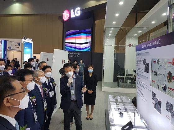 송기창 LG전자 연구위원이 최기영 과학정보통신부장관을 비롯한 주요 인사들에게 LG전자의 나노 기술을 소개하고 있다. ⓒ조재훈 기자