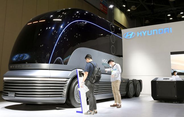현대자동차가 ‘수소모빌리티+쇼’에서 공개한 수소전용 대형트럭 콘셉트카 ‘HDC-6 넵튠’을 관람객들이 살펴보고 있는 모습ⓒ현대차