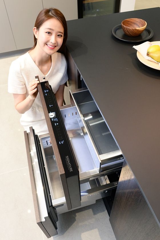LG전자 모델이 아일랜드 서랍형 냉장고를 소개하고 있다. ⓒLG전자