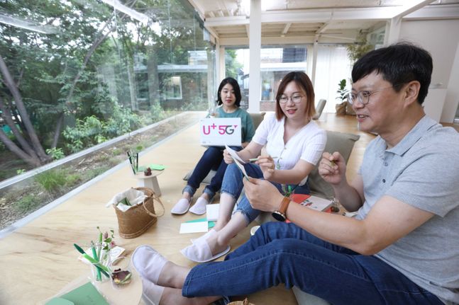 전략기획담당 박치헌 상무(오른쪽)가 신입사원 멘토들과 서울 성수동에서 MZ세대가 찾는 문화공간을 체험하고 있다. ⓒLGU+