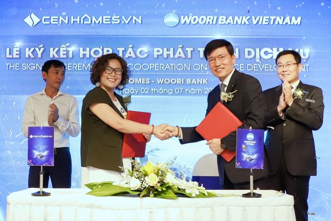 이종인(오른쪽)베트남 우리은행 법인장이Cen Group계열사인Cen Homes대표이사 응웬꾸잉마이(사진왼쪽)과 기념촬영을 하고 있다.ⓒ우리은행
