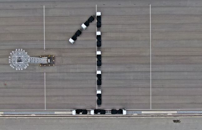 남 광양시 광양항에서 엑시언트 수소전기트럭 첫 수출과 세계 최초 양산을 축하하기 위해 선적하기 전 엑시언트 수소전기트럭으로 최초를 의미하는 숫자 ‘1’을 표현한 모습ⓒ현대차