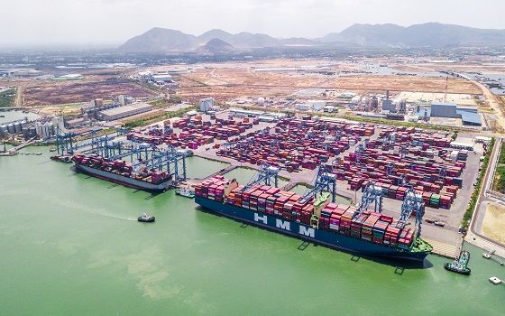 에이치엠엠(HMM)이 보유한 1만3000TEU급 컨테이너선 현대프라이드호가 베트남 항만에 접안해 있다.ⓒHMM
