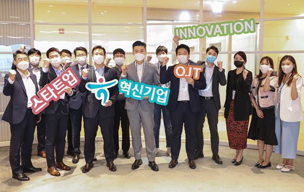 하나은행은 스타트업 발굴·협업·육성 프로그램인 '1Q Agile Lab'에 참여한 혁신기술 비즈니스를 영위중인 스타트업 5곳과 협업하여 '혁신기업 OJT 과정'을 실시한다.ⓒ하나은행