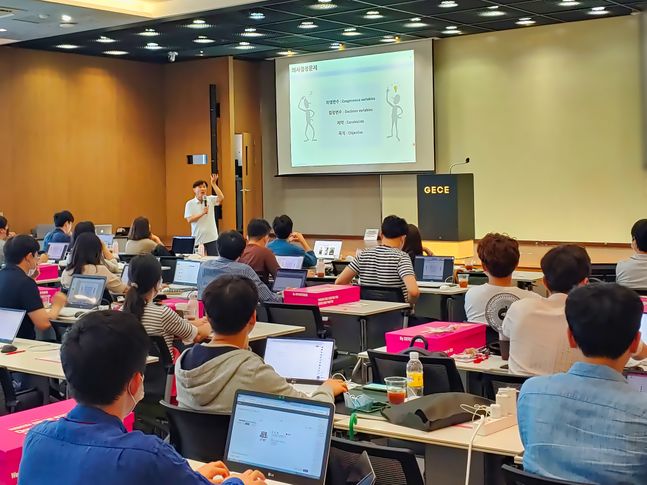 LG유플러스 직원들이 서울대학교에서 드림 빅 데이터 과정을 수강하고 있는 모습.ⓒLGU+