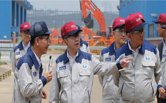 박정원(가운데) 두산그룹 회장이 경남 창원시에 있는 두산중공업 터빈 공장을 방문해 현장을 살펴보고 있다.ⓒ두산