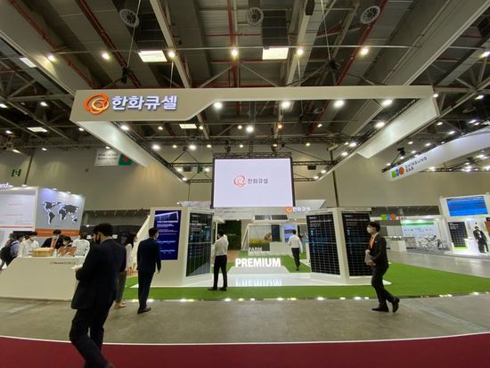 한화큐셀이 15일 대구 엑스코에서 개최된 국제그린에너지엑스포에 참가해 고효율 제품들을 선보이고 있다