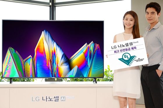 모델이 글로벌 안전과학회사 'UL'로부터 '광생물학적 LED 안전성' 검증을 받은 'LG 나노셀 TV'를 소개하고 있다. ⓒLG전자