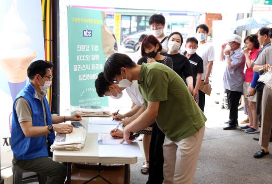 통인시장을 방문한 시민들이 KCC의 환경 캠페인에 동참해 에코백을 받아가고 있다.ⓒKCC