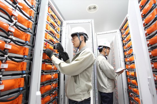 LG화학 직원이 충북 청주에 있는 에너지저장장치(ESS)의 배터리를 점검하고 있다.