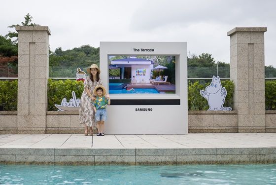 삼성전자 모델들이서울신라호텔 야외 수영장 '어번 아일랜드'에 설치된 '더 테라스'를 선보이고 있다. ⓒ삼성전자