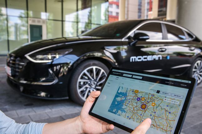 현대차그룹 모빌리티 전문기업 ‘모션(Mocean)’ 직원이 자사의 ‘모션 스마트 솔루션’을 활용, 플릿 차량을 실시간으로 모니터링 하고 있는 모습.ⓒ현대차그룹