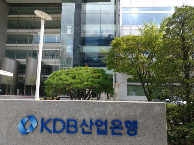 KDB산업은행이 기간산업(항공·해운 등 9개 산업)의 생태계 유지에 필수적인 중소·중견 협력업체에 대한 운영자금 대출 실행한다. ⓒebn