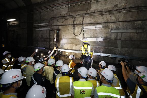 지난달 23일 새벽 을지로입구역 터널에서 5G 개통을 위한 안테나 설치 공사가 진행되고 있다.ⓒ과학기술정보통신부