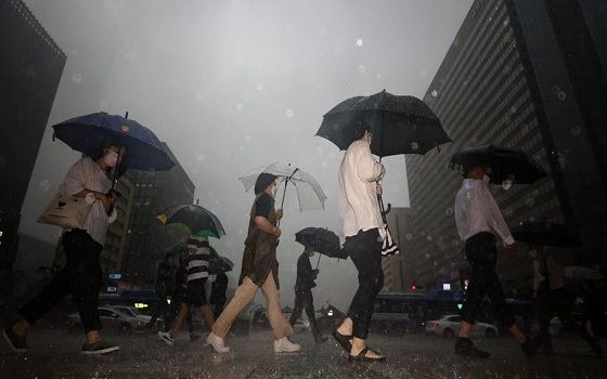 지난 3일 오전 서울 종로구 광화문네거리에서 우산을 쓴 시민들이 발걸음을 재촉하고 있다.ⓒ연합뉴스