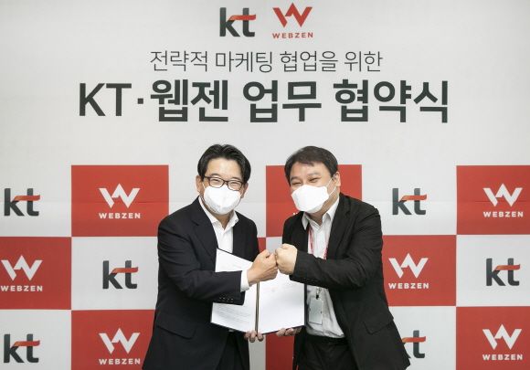 KT 커스터머부문신사업본부장 김훈배 전무(사진 왼쪽)와 웹젠의 김태영 대표가 기념 촬영을 하고 있다.ⓒ