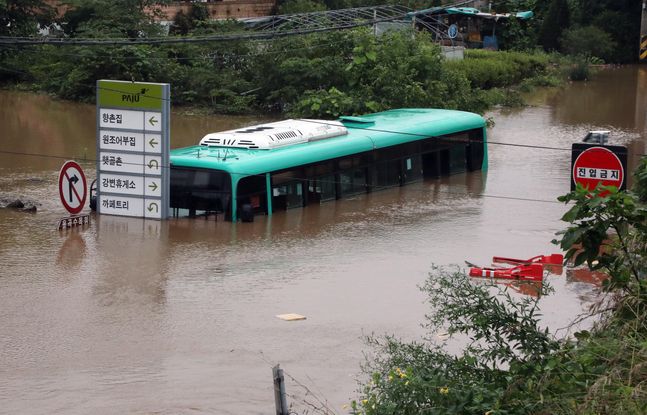 지난 6일 경기도 파주시 파평면 율곡리 율곡습지공원 앞 마을 도로에 시내버스가 침수되어 물에 잠겨 있다. ⓒ데일리안DB