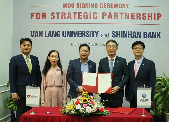 신한베트남은행은 베트남 주요 사립 대학교인 Van Lang 대학교와 업무협약을 체결했다.ⓒ신한베트남은행