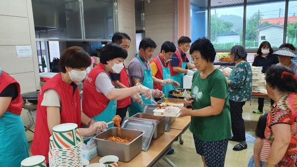 철원군 생창리 마을회관에서 호우 피해 이재민과 복구 지원 봉사자들이 KT 사랑의 밥차에서 급식 받고 있다.ⓒKT