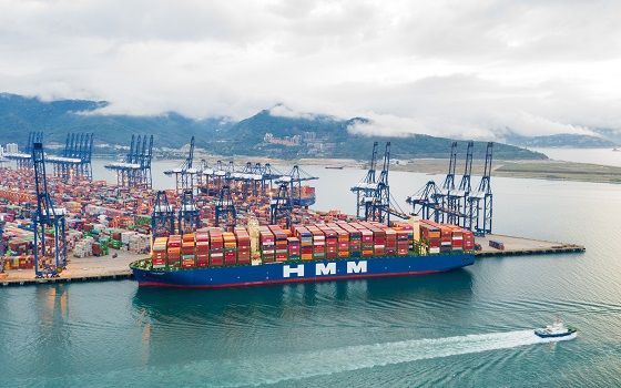 에이치엠엠(HMM) 2만4000TEU급 컨테이너선 알헤시라스호가 중국 얀티안항만에 접안해 있다.ⓒHMM