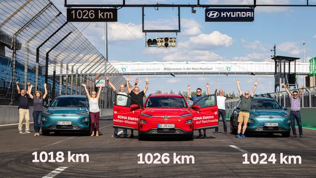현대자동차는 코나 일렉트릭이 지난 7월 22~24일(현지시간) 독일에서 실시된 시험주행에서 최대 1026km의 주행거리를 달성했다고 밝혔다.사진은 현대자동차와 아우토빌트 관계자들이 시험주행을 마친 뒤 환호하고 있는 모습.ⓒ현대차