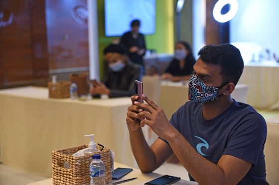 지난 18일 인도네시아 자카르타에서 열린 '갤럭시 노트20' 출시 행사에 참석한 현지기자들이 제품을 체험하고 있다. ⓒ삼성전자