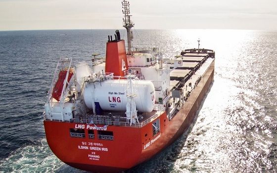 포스코가 개발한 고망간강 재질 액화천연가스(LNG)연료탱크가 적용된 5만톤급 LNG추진 벌크선 일신 그린 아이리스호가 바다를 항해하고 있다.ⓒ현대미포조선