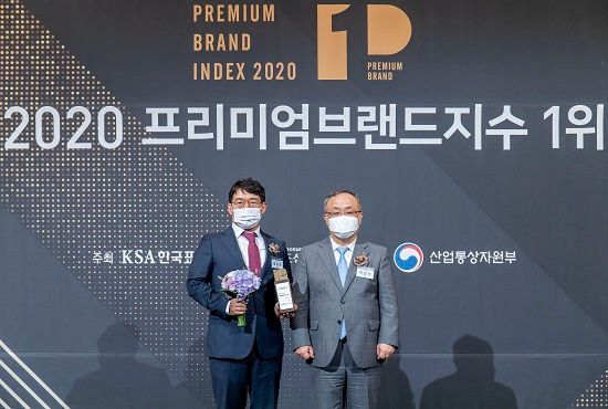 20일 을지로 서울 롯데호텔에서 김승곤 에몬스가구 전무(왼쪽)가 이상진 한국표준협회 회장으로부터 '2020 프리미엄브랜드지수 1위' 인증패를 받고 기념촬영을 하고 있다.ⓒ에몬스가구