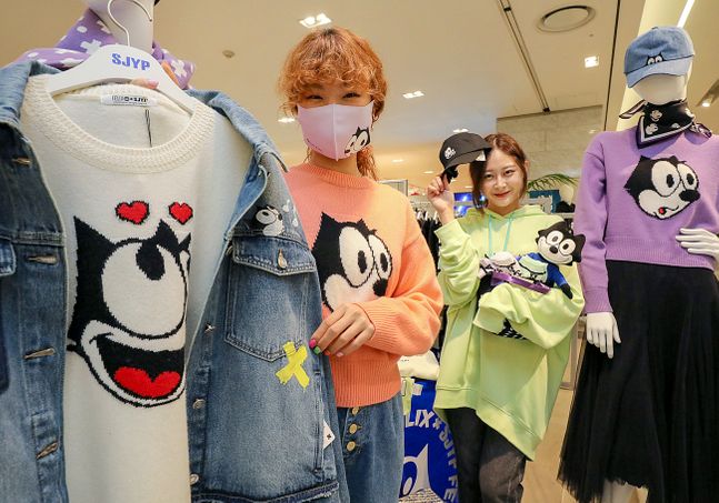 3일 오전 현대백화점 무역센터점 5층에 위치한 'SJYP' 매장에서 홍보 모델들이 다양한 '펠릭스 X SJYP' 협업 콜렉션 제품들을 소개하고 있다ⓒ한섬