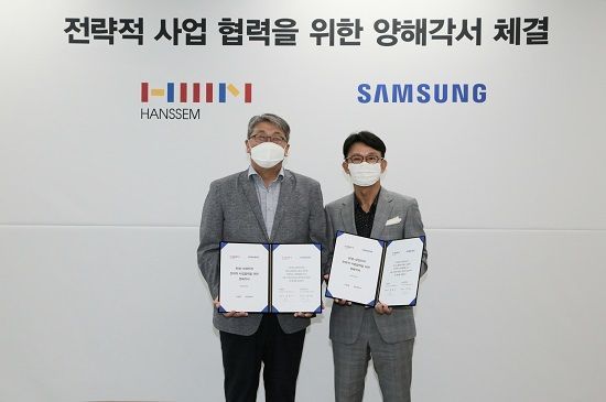 4일 서울 상암동 한샘 사옥에서 열린 '한샘과 삼성전자의 전략적 사업협력을 위한 업무협약식(MOU)'에서 강승수 한샘 회장(왼쪽)과 강봉구 삼성전자 한국총괄 부사장이 서명을 마친 후 기념촬영을 하고 있다.ⓒ한샘