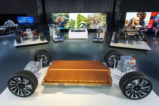 얼티움 배터리가 깔린 GM의 3세대 전기차 플랫폼 ⓒ캐딜락 코리아