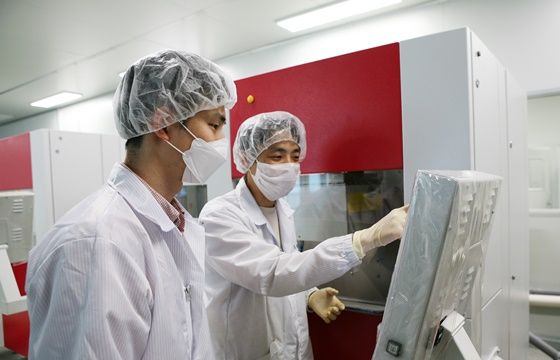 삼성디스플레이 직원(왼쪽)과 협력 기업인 그린광학 직원(오른쪽)이실시간 모니터링시스템을점검하고 있다. ⓒ삼성디스플레이
