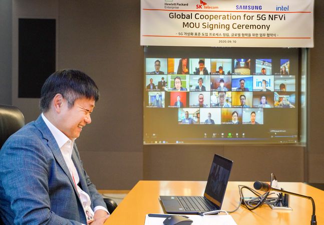 강종렬 SKT ICT 인프라 센터장이 영상회의를 통해 5G 네트워크 가상화 상용화를 위한 업무협약을 체결했다. ⓒSKT