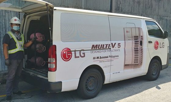 필리핀 현지의 LG전자 시스템에어컨 서비스 엔지니어가 DMS 전용 차량을 소개하고 있다. ⓒLG전자